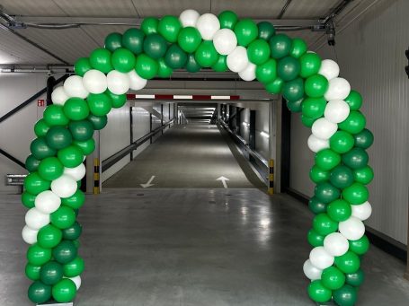 Ballonnenboog met groene en witte ballonnen