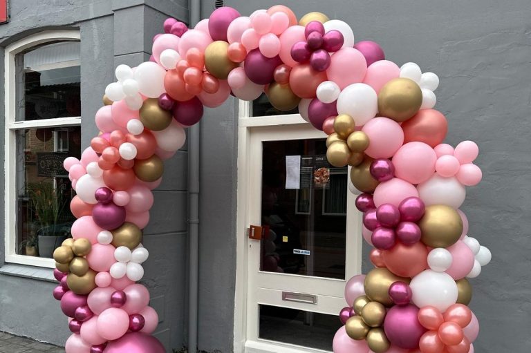 Ballonnenboog met grote en kleine ballonnen roze wit goud