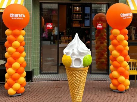 Ballonnenpilaar met topballon, oranje en gele ballonnen