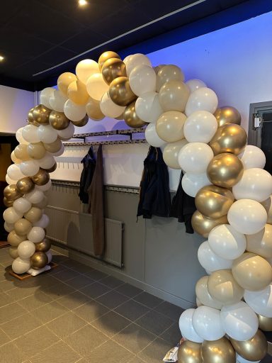 Ballonnenboog met gouden witte en beige ballonnen