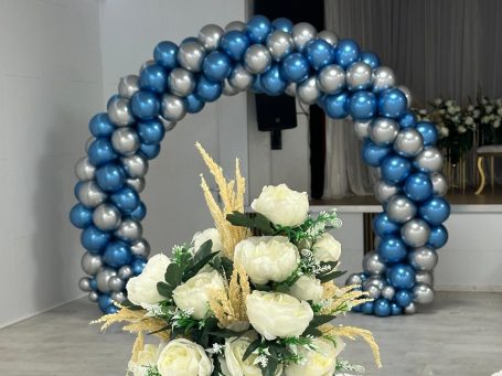 Ballonnenboog met zilveren en metallic blauwe ballonnen