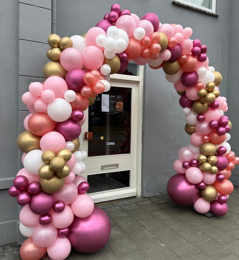 Ballonnenboog met roze, witte, gouden kleine en grote ballonnen