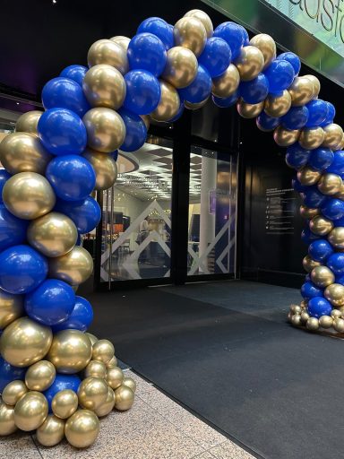 Ballonnenboog met blauwe en gouden ballonnen