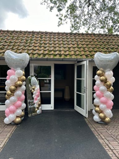 Ballonnenpilaren roze wit goud met groot hart en tekst